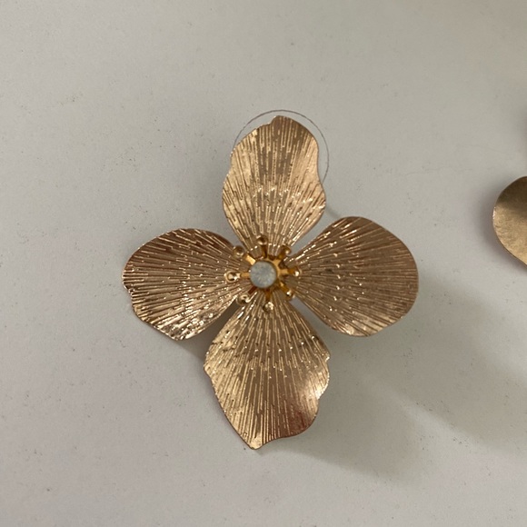 gorgeous gold flower earrings, brand new never worn! so so pretty! - Picture 6 of 7